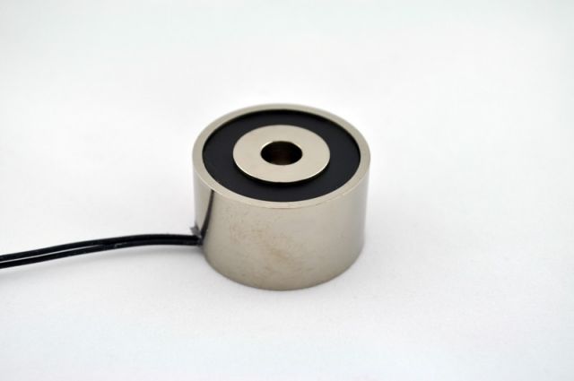 EM137-12-221-B - Round Electromagnet 1.375 inch Dia. 12 volts DC - Holding 44 lbs. image 0